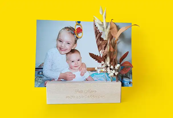 Geschenk mit Foto selber basteln - Fotoständer mit Trockenblumen Unseren Fotohalter mit Gravur kannst du easy mit Trockenblumen verzieren und erhältst kreative Fotogeschenke.