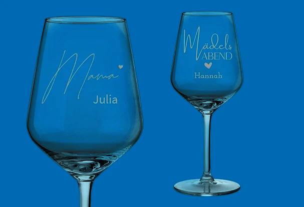 Gravierte Gläser für Mama Zwei gravierte Weingläser mit Namen und liebevollen Botschaften als elegantes und persönliches Fotogeschenk zum Muttertag für besondere Momente