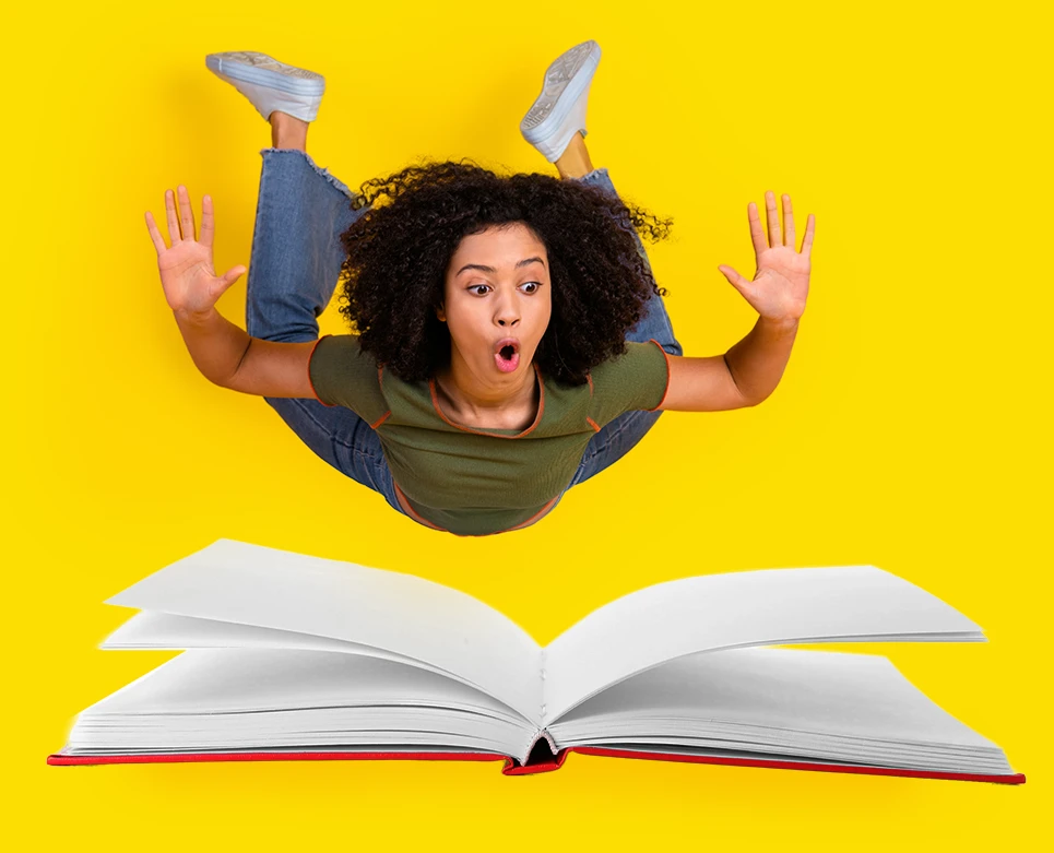 Foto-Inspiration für kreative und überraschende Fotobuch-Gestaltungen Junge Frau schwebt überrascht über einem riesigen offenen Buch – kreative Foto-Inspiration Idee.