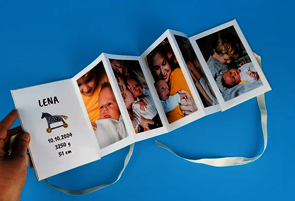 Kreatives Leporello für Mama Leporello-Fotobuch mit Babyfotos und Geburtsdaten als kreatives und persönliches Fotogeschenk zum Muttertag mit besonderem Erinnerungswert