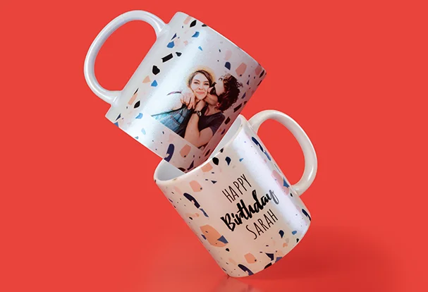 Produktneuheiten Fototasse: Oberfläche mit Perlmutteffekt und ganzflächig bedruckbar. Voll im Trend 2025: Vollflächig bedruckte, seidig schimmernde Fototasse. Für funkelnde Schönheiten im Tassenschrank.