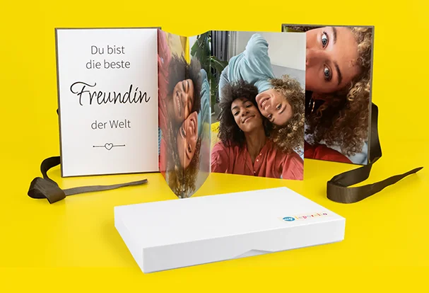 Trend 2025: myLeporello für deine besondere Geschenkidee Neue Produkte – neue Farbvarianten für das ORWO myLeporello. Selfies von zwei jungen Frauen und ein lieber Gruß als Fotoleporello, gebunden in Leinen-Hardcover. Mit passender Geschenkbox.