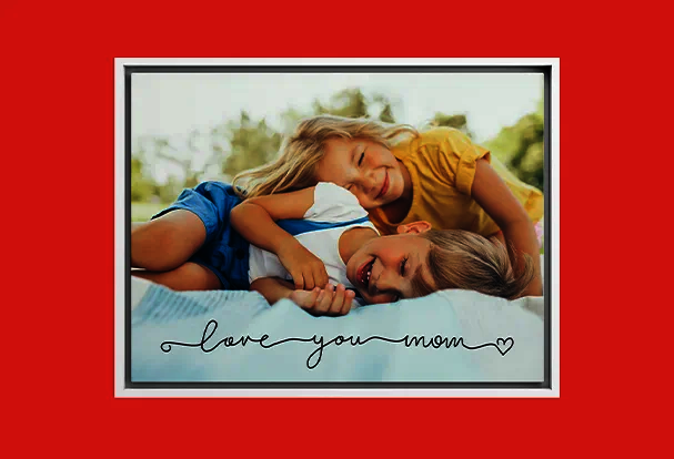Persönliches Wandbild für Mama Gerahmtes Foto von Mutter und Kind beim gemeinsamen Lachen mit Schriftzug „love you mom“ als persönliches Wandbild und liebevolles Fotogeschenk zum Muttertag