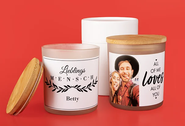 Neue Trend Produkte 2025: Ideal als kleine Aufmerksamkeit Trend 2025: Bedruckbare Duftkerzen im Glas. Hier siehst du die Variante Text mit Bild und eine weitere Duftkerze mit „Lieblingsmensch Betty“ personalisiert.