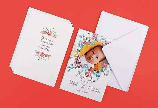 Neue Produkte: Beidseitig bedruckbare Fotokarten jetzt im Set bestellbar. Das Bild zeigt Fotokarten zur Geburt eines Babys, inklusive Umschläge. Diese neuen Produkte sind jetzt auch als Set bestellbar.