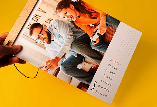 Fotokalender für Mama Personalisierter Fotokalender mit Familienfoto von Mutter und Kind beim gemeinsamen Spielen als praktisches und persönliches Fotogeschenk zum Muttertag für das ganze Jahr