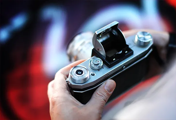 Für alle Fotobegeisterten – jetzt ORWO Newsletter abonnieren Eine analoge Spiegelreflexkamera in Aktion – ein Symbol für die Faszination der analogen Fotografie. Entdecke hier analoge Produkte.