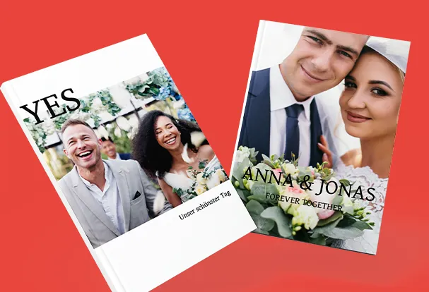 Fotobuch-Tipps für individuelle Hochzeitsfotobücher mit persönlichem Design Zwei Hochzeitsfotobücher mit Brautpaar auf dem Cover und personalisierten Titeln als Inspiration für kreative Fotobuch-Tipps