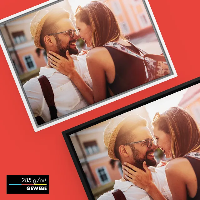 Leinwand mit Rahmen – Auswahl zwischen schwarzem und weißem Schattenfugenrahmen Vergleich von zwei Leinwänden mit Rahmen in weißer und schwarzer Ausführung, jeweils mit derselben Fotografie eines glücklichen Paares – hochwertiges 285 g/m² Gewebe als stilvolle Präsentation für Wandbilder.