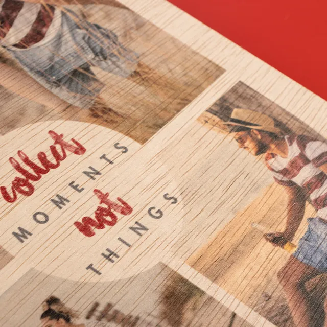 Foto auf Holz drucken, mit durchscheinender Maserung Bei dem Foto auf Holz bleibt die Holzstruktur der hellen Holzplatte erhalten und scheint durch. So erhält dein Motiv eine natürliche Holzstruktur von links nach rechts.