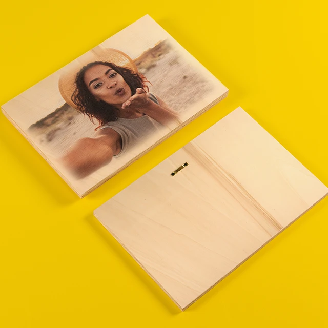 Bild auf Holz vorne, Haftblech und Abstandshalter hinten Das Foto auf Holz drucken wir auf die Vorderseite der Holzplatte. Auf der Rückseite dienen ein Haftblech sowie durchsichtige Abstandshalter für eine optimale Aufhängung.