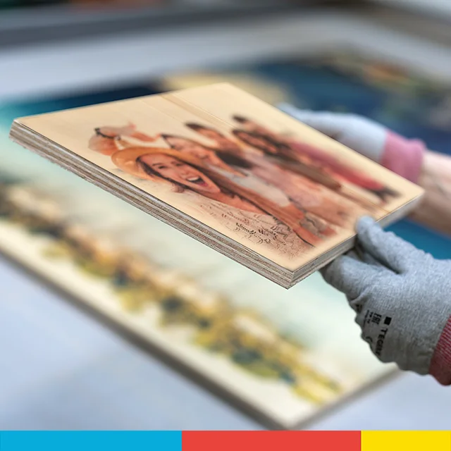 Foto auf Holz bestellen, in Handarbeit hergestellt Vom digitalen Foto zum Bild auf Holz – deine Fotos werden von uns in professioneller Handarbeit auf die helle Holzplatte gedruckt, rechteckige Platte.