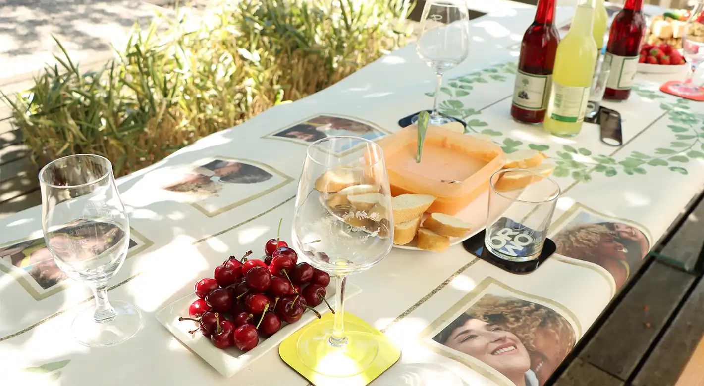 Entdecke unsere Deko-Ideen für deine Gartenparty! Mit personalisierbaren Tischdecken, Gläsern, Untersetzern und mehr machst du deine Party-Tafel zum echten Highlight!