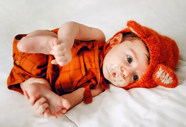 Fang die süßen Momente ein: Baby in roter Babykleidung 