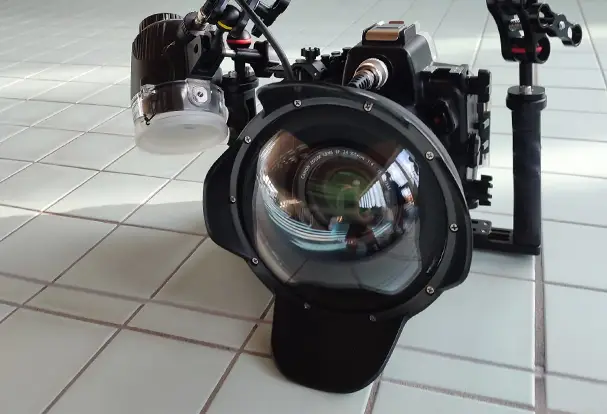 Unterwasserfotografie mit Spiegelreflexkamera im Gehäuse Eine Spiegelreflexkamera im Unterwassergehäuse am Beckenrand, für ambitionierte Fotografen die in der Unterwasserfotografie mit den Tipps von ORWO durchstarten wollen.