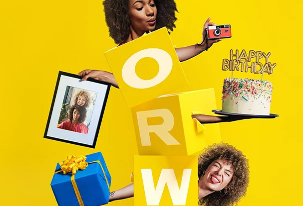 ORWO: Farbe und Fantasie in jedem Fotoprodukt Wackelnde Würfel mit dem Schriftzug ORWO bringen spielerisch kreative Elemente zum Vorschein: Der Kopf einer jungen Frau, eine Torte, ein gerahmtes Poster und eine Kamera – ORWO eine Quelle der Inspiration für Fotoprodukte.