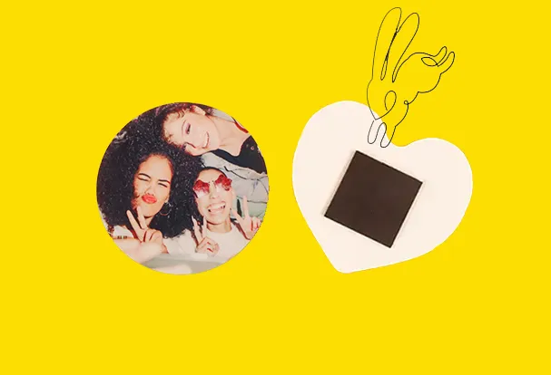 Fotomagneten in runder- und Herzform mit einem lustigen Selfie von drei jungen Frauen. Ein personalisiertes Geschenk mit Anziehungskraft.