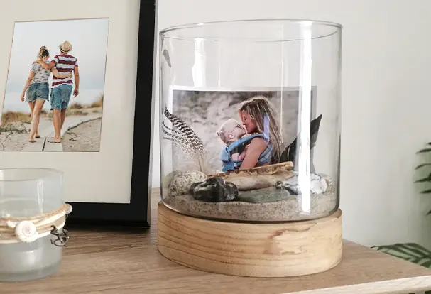 Neben dem Bügelperlen-DIY eine kreative Präsentationsidee für deine Fotos: Ein Erinnerungsglas als Andenken aus deinem letzten Urlaub. Verbreite Stand-Feeling zuhause.