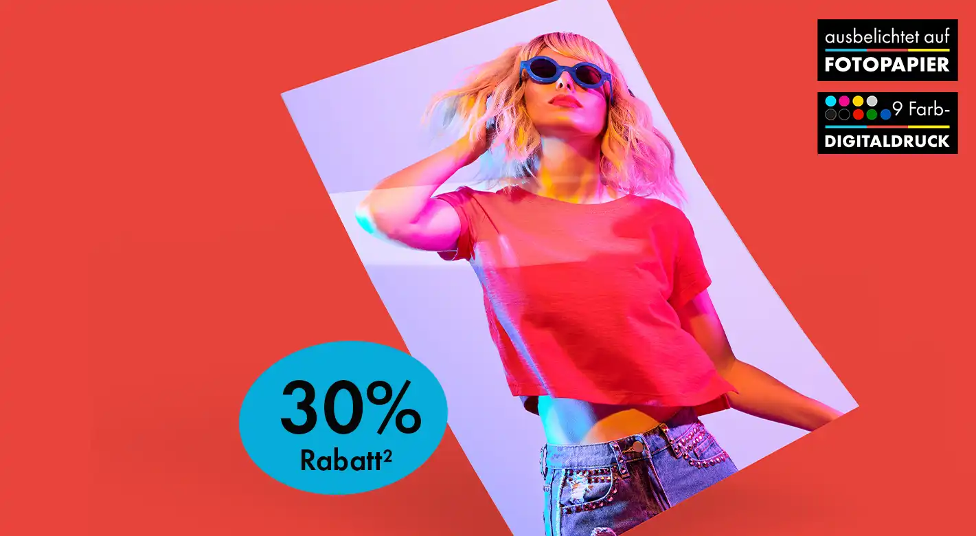 Poster & Fotodrucke – 30 % Rabatt auf Fotoprodukte Farbenfrohes Poster mit Frau in Sonnenbrille; Hinweis auf Fotopapier und Digitaldruck; 30 % Rabatt.