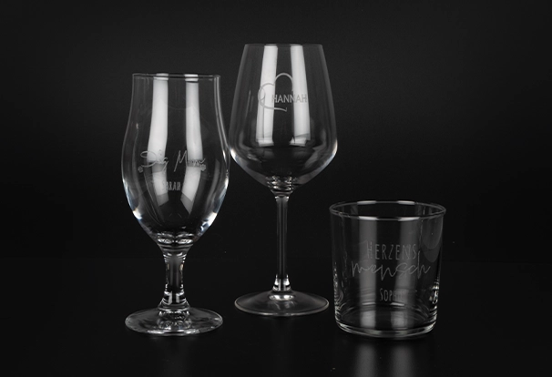 Gravierte Gläser – Top Angebote Black Friday Die drei Gläser mit Gravur – ein Weinglas, Bierglas und Saftglas – sind personalisiert und eignen sich ideal für jede Feier. Perfekt als Fotogeschenk in den ORWO Black Week Deals.