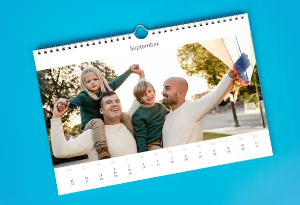 Dank unserer Familien- und Paarfoto-Tipps sind viele schöne Bilder von dir und deinen Liebsten entstanden? Dann gestalte damit einen Wandkalender voller Familienfotos.