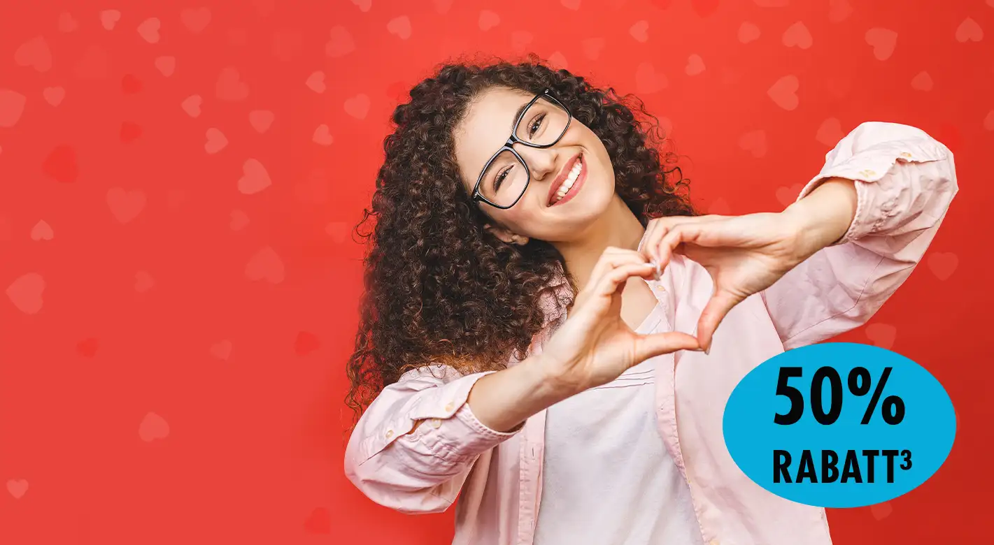 50% Rabatt auf Fotoprodukte Lächelnde Frau formt mit den Händen ein Herz vor rotem Hintergrund mit Herzmuster – 50% Rabatt auf Fotoprodukte