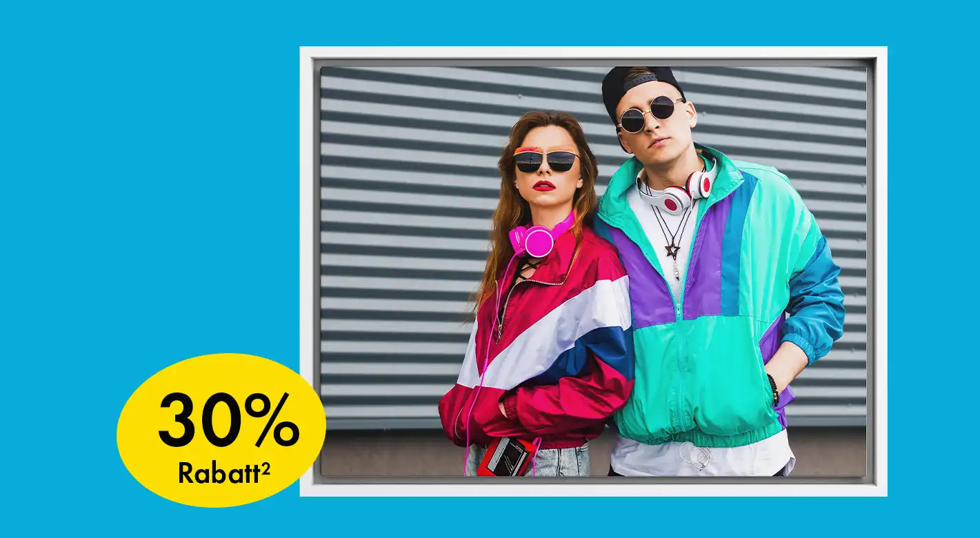 Leinwandfoto gestalten – 30 % Rabatt auf Fotoprodukte Großes Leinwandbild mit stilvoll gekleidetem Paar vor grauem Hintergrund; 30 % Rabatt auf Fotoprodukte.