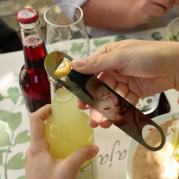 Öffne Getränke mit Stil! Individuell gestaltete Flaschenöffner passend zum Party-Motto sind nicht nur praktische Helfer, sondern auch eine kreative Deko für Sommerpartys!