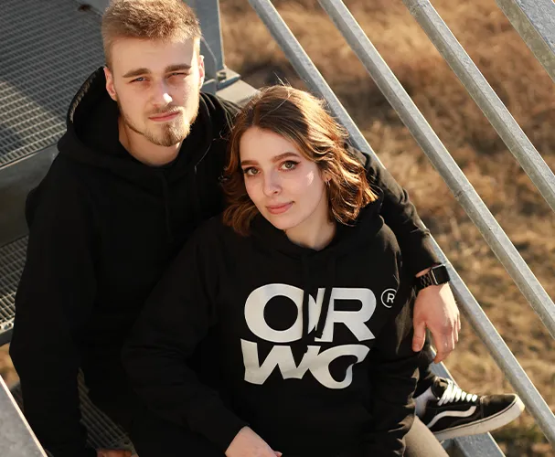 Ein stilvolles Paar im ORWO Merch zeigt harmonische Outfits, die ihren persönlichen Stil unterstreichen.