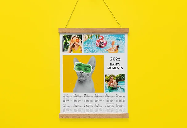 Stilvoller Posterjahreskalender, aufgehängt mit Posterleisten. Hier mit süßem Katzenmotiv – für den perfekten Jahresüberblick. FAQ ORWO Kalender.