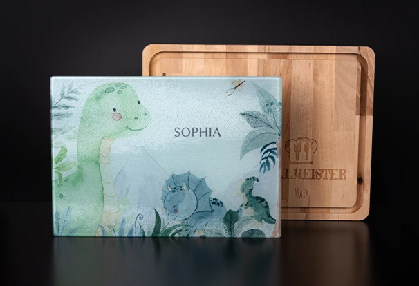 Personalisierte Schneidebretter – Black Week Rabatte Black Week Angebote: Zwei Schneidebretter – eines aus Glas mit einem Kindermotiv und einem Holzbrett für den Grillmeister – sind graviert und personalisiert. Perfekt für die Küche und als Fotogeschenk. Black Week Angebote: