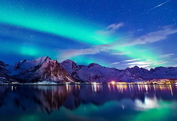 Langzeitbelichtung on Point: Polarlichter, Wasser, Berge und eine beleuchtete Stadt lassen dich in Traumwelten abdriften. Wie das wohl mit einem Bokeh-Effekt aussieht?