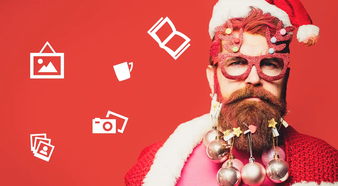 Fotoprodukte zu Weihnachten – Bestellfristen Weihnachtliches Motiv mit bärtigem Mann in Santa-Mütze und festlicher Deko im Bart, umgeben von Icons für Fotoprodukte wie Fotobuch, Fototasse, Kamera und Bilder – humorvolle Darstellung für Fotoprodukte zu Weihnachten.