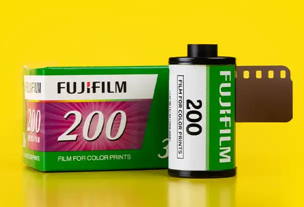 Ein Fuji Kleinbildfilm, perfekt geeignet für analoge Fotografie, wartet darauf, kreative Aufnahmen einzufangen.