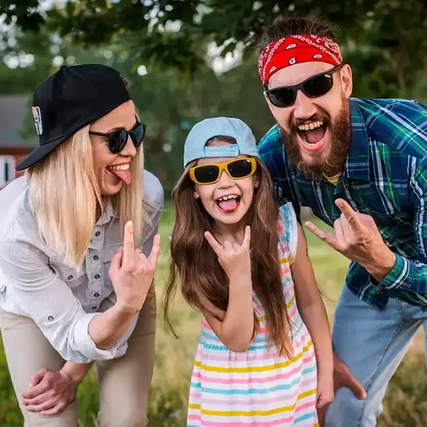 Mit einfachen Tipps für Familienfoto-Posen schaffst du es, dass alle auf dem Foto gut aussehen. Achte darauf, dass Größenunterschiede ausgeglichen werden.