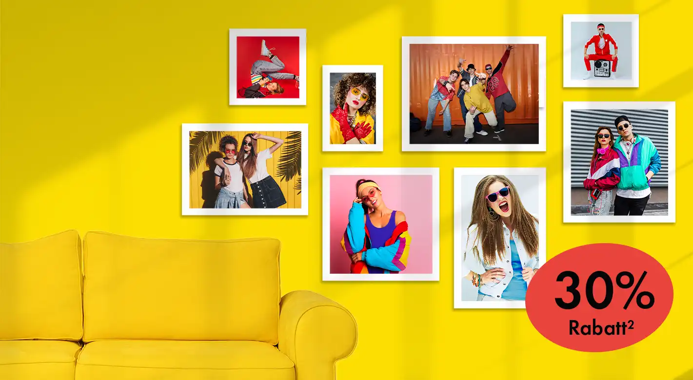 Wandbilder & Fotodrucke – 30 % Rabatt auf Fotoprodukte Mehrere gerahmte Fotobilder im Retro-Stil an gelber Wand über Sofa; 30 % Rabatt auf Fotoprodukte.