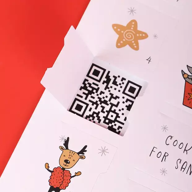 Generiere online einen QR-Code für deinen Adventskalender und verstecke ihn hinter dem Türchen.