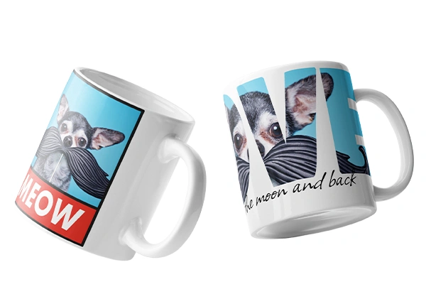 Fotoprodukte – Personalisierte Tasse mit Foto gestalten Weiße Fototasse mit personalisiertem Hundefoto und individuellem Text auf blauem Hintergrund.