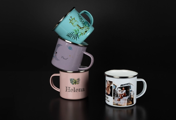 Personalisierte Emaille-Tassen – ORWO Black Week Deals Diese vier Emaille-Tassen sind personalisiert und in bunten Farben sowie einer weißen Variante erhältlich. Perfekt als Fotogeschenk oder für die nächste Kaffeepause. Erhältlich zu den ORWO Black Week Deals.