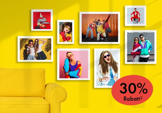 ORWO Wandbilder: 30 % Rabatt sichern Mehrere gerahmte Fotos im Retro-Stil an gelber Wand über Sofa; 30 % Rabatt auf Wandbilder.