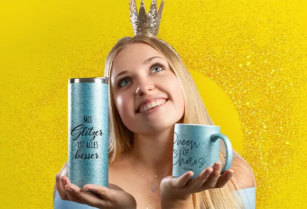 Frau mit Krone erfreut sich an ihren Glitzer Produkten: Glitzertasse Hellblau und Coffee to go Becher Glitzer Hellblau