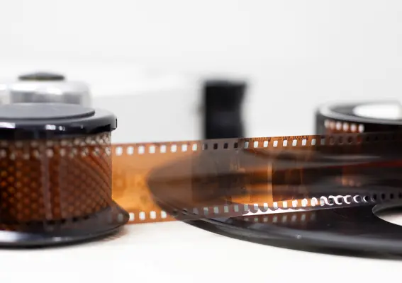 Analoge Filmentwicklung bei ORWO. Der entwickelte Film läuft über zwei Spulen – bereit zur Weiterverarbeitung.