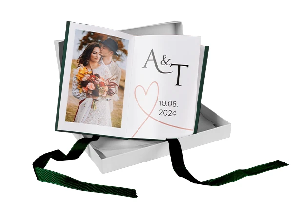 myLeporello: Ein stilvolles Fotoprodukt für besondere Erinnerungen Das "myLeporello" ist ein hochwertiger Bildband im Leporello-Stil, mit stabilem Leinwand-Cover und einer zierlichen Schleife. In verschiedenen Farben erhältlich, bietet es eine stilvolle Möglichkeit, besondere Fotos zu präsentieren.