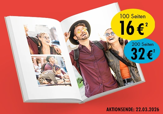 Fotobuch-Aktion: 100 Seiten für 16 € oder 200 Seiten für 32 € Offenes Fotobuch mit Urlaubsfotos eines lachenden Paares; Aktionspreis: 100 Seiten für 16 € oder 200 Seiten für 32 €, Aktion bis 22.03.2026.