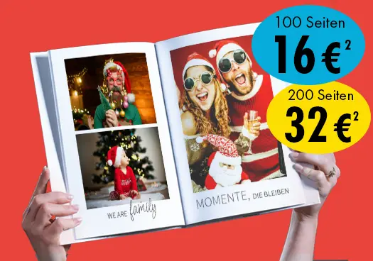 Fotobuch im Digitaldruck - Jetzt zum Festpreis Ein aufgeschlagenes Fotobuch zeigt weihnachtliche Vorfreude. Es ist ein Hardcover-Fotobuch im A4-Hochformat. Gezeigt wird es vor rotem Hintergrund.