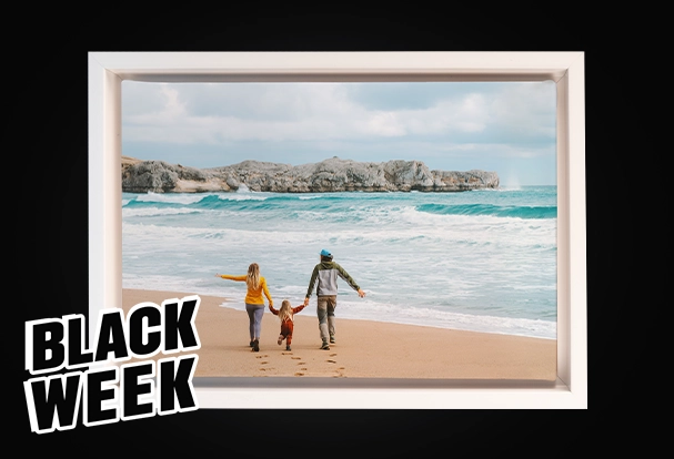 Schattenfugenrahmen jetzt im Black Week Angebot sichern Familienfoto im weißen Schattenfugenrahmen an schwarzem Hintergrund, präsentiert als besonderes Black-Week-Angebot für hochwertige Wandbilder.