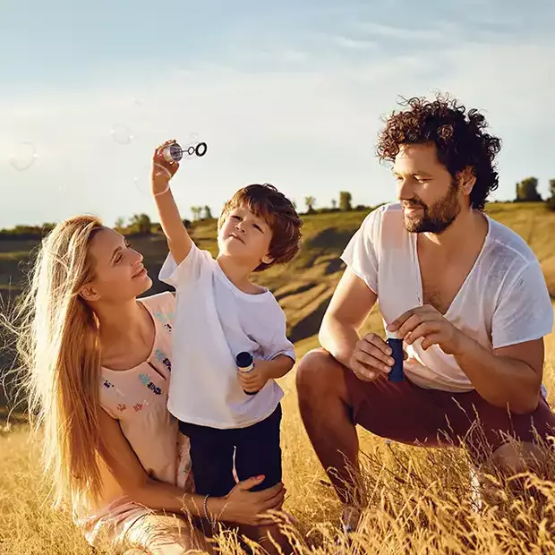 Für Familien- und Paarfotos, sind zwei Tipps schon vor dem Shooting zu beachten: Nutzt das sanfte Licht der goldenen Stunde und wählt bequeme Kleidung aus.