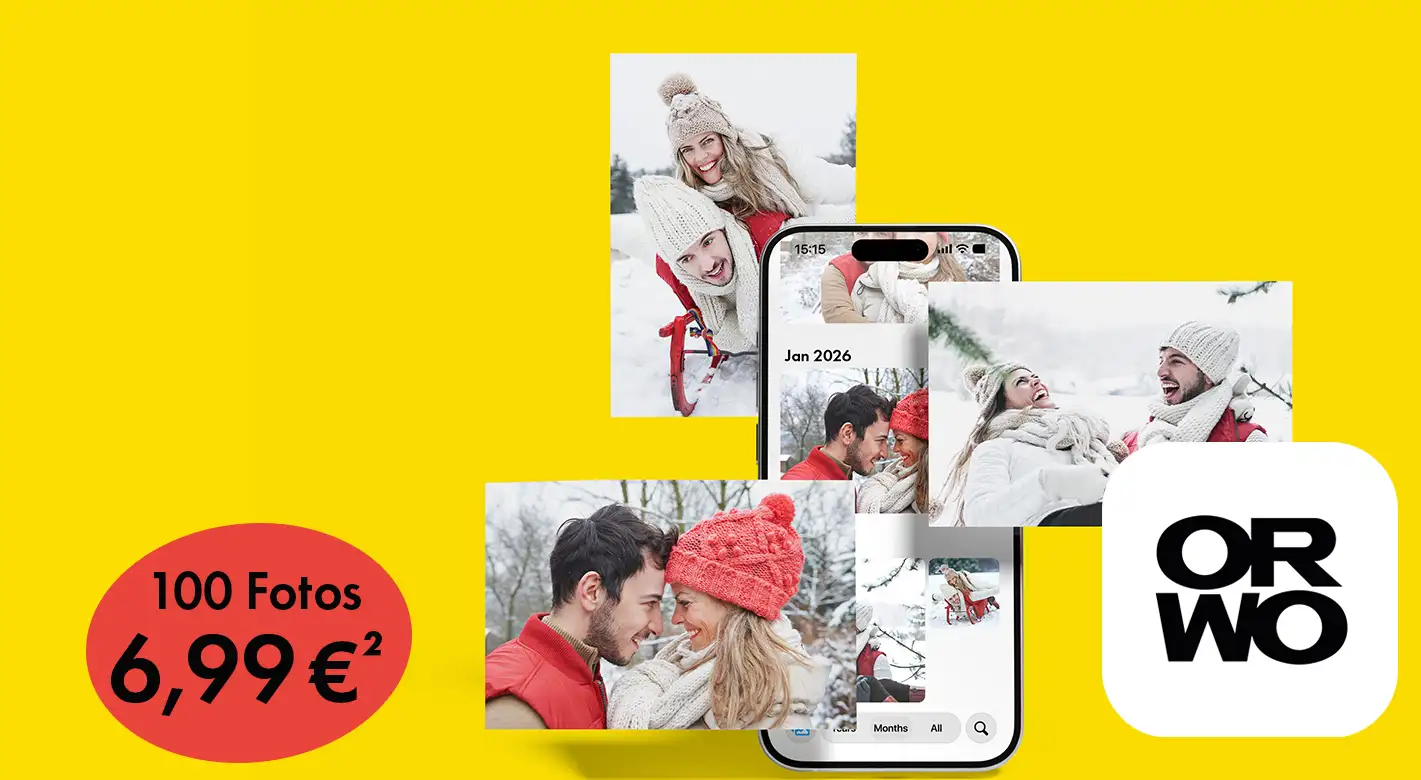 Fotoprodukte von ORWO – 100 Fotos günstig bestellen Fotoprodukte von ORWO: Smartphone mit Fotogalerie und hochwertige Fotoabzüge eines Paares im Winter, beworben als Aktion mit 100 Fotos für 6,99 Euro.
