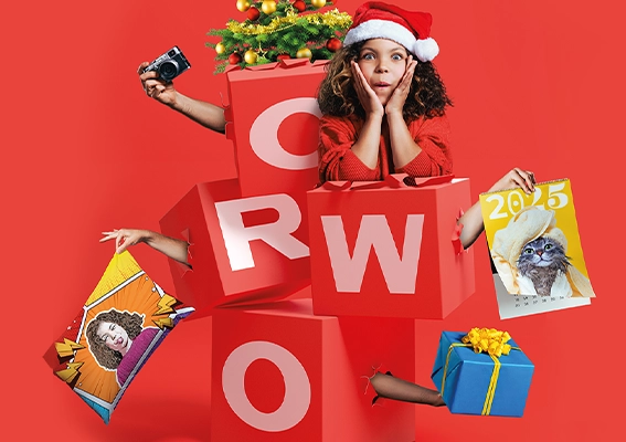 Weihnachtszauber mit ORWO Fotoprodukten Wackelnde Würfel mit dem Schriftzug ORWO bringen weihnachtliche Freude: Tannenbäumchen, ein Fotokissen, ein Kalender und ein kleines Mädchen mit Weihnachtsmütze und staunendem Blick schauen aus den Würfeln hervor