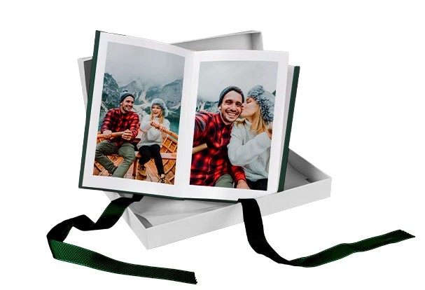 Fotoprodukte Leporello Fotobuch in Geschenkbox Fotoprodukte Leporello Fotobuch in edler Geschenkbox mit Schleife, personalisierbares Mini-Fotoalbum mit Paarfotos als besondere Geschenkidee